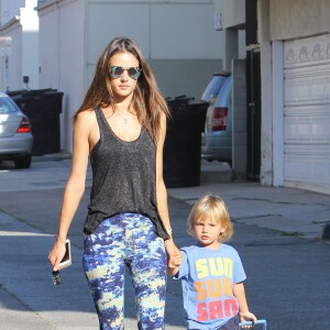 Alessandra Ambrosio et son fils Noah se promènent dans la rue à Santa Monica, le 13 octobre 2015.