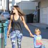 Alessandra Ambrosio et son fils Noah se promènent dans la rue à Santa Monica, le 13 octobre 2015.