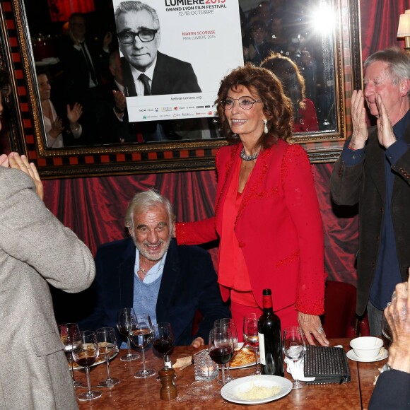 Jean-Paul Belmondo, Sophia Loren, Régis Wargnier, Edoardo Ponti - Dîner en l'honneur de Sophia Loren au restaurant Le Passage lors de la 7éme édition du Festival Lumiére de Lyon le 13 Octobre 2015. Au court de la soirée, John Lasseter a été élevé au rang de Chevalier des Arts et Lettres par Thierry Frémaux, alors que Georges Kepenekian, premier adjoint au Maire de Lyon, remettait la Médaille de la ville de Lyon à Sophia Loren.