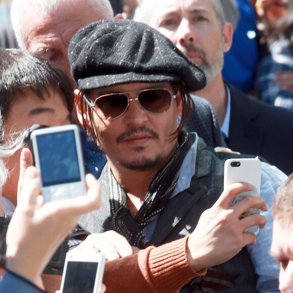 Johnny Depp rencontre ses fans à la sortie de la conférence de presse du film "Black Mass" lors du Festival International du film de Toronto, le 14 septembre 2015.  Johnny Depp greet fans outside of the 2015 Toronto International Film Festival 'Black Mass' press conference in Toronto, Canada on September 14, 2015.14/09/2015 - Toronto