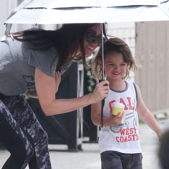 Megan Fox emmène ses enfants Noah et Bodhi à la crèche à Los Angeles, le 6 aout 2015  Please hide children face prior publication Actress and proud mom Megan Fox keeps a low profile under a silver umbrella after taking her children Noah & Bodhi to a baby class in Los Angeles, California on August 6, 2015.06/08/2015 - Los Angeles