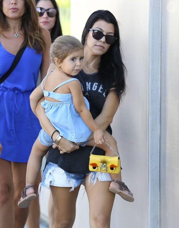 Kourtney Kardashian avec sa fille Penelope dans un parc de Malibu le 9 octobre 2015.