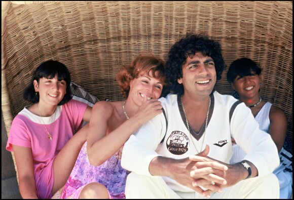 Enrico Macias avec sa femme Suzy, à Saint Tropez, le 12 juillet 1978