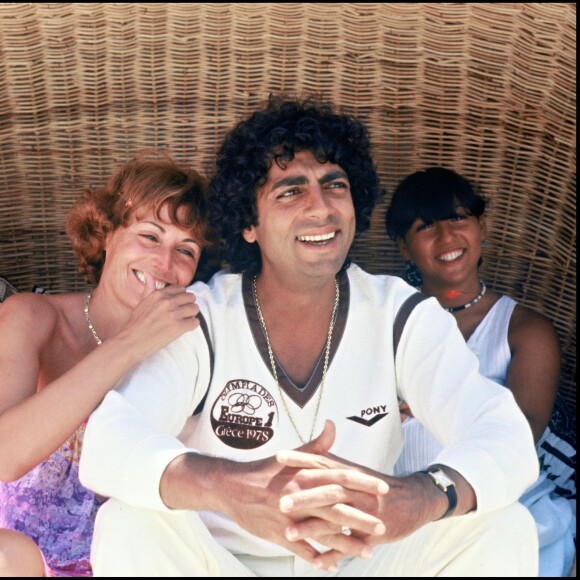 Enrico Macias avec sa femme Suzy, à Saint Tropez, le 12 juillet 1978