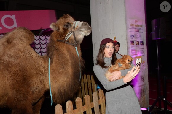Frédérique Bel fait un selfie avec son chien Joca et un chameau - Soirée "Happy 10! Sarenza" pour les 10 ans de Sarenza au Ground Control à Paris, le 15 octobre 2015.
