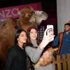 Frédérique Bel fait un selfie avec Hafsia Herzi, son chien Joca et un chameau - Soirée "Happy 10! Sarenza" pour les 10 ans de Sarenza au Ground Control à Paris, le 15 octobre 2015.