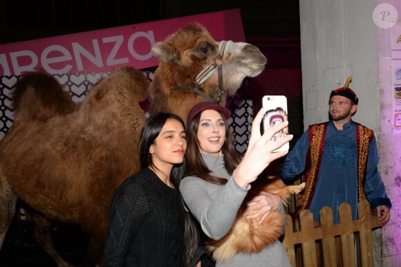 Frédérique Bel fait un selfie avec Hafsia Herzi, son chien Joca et un chameau - Soirée "Happy 10! Sarenza" pour les 10 ans de Sarenza au Ground Control à Paris, le 15 octobre 2015.