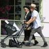 Exclusif - Ashlee Simpson, son mari Evan Ross et leur fille Jagger vont déjeuner au restaurant à Santa Monica, le 7 octobre 2015.