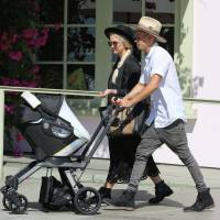 Ashlee Simpson, lumineuse après la grossesse : Première sortie avec bébé !
