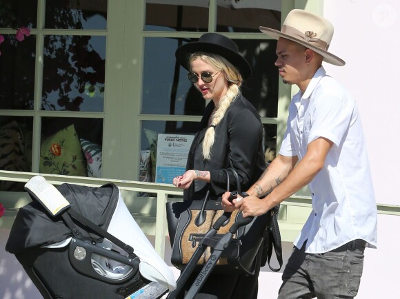 Exclusif - La chanteuse Ashlee Simpson, son mari Evan Ross et leur fille Jagger vont déjeuner au restaurant à Santa Monica, le 7 octobre 2015.