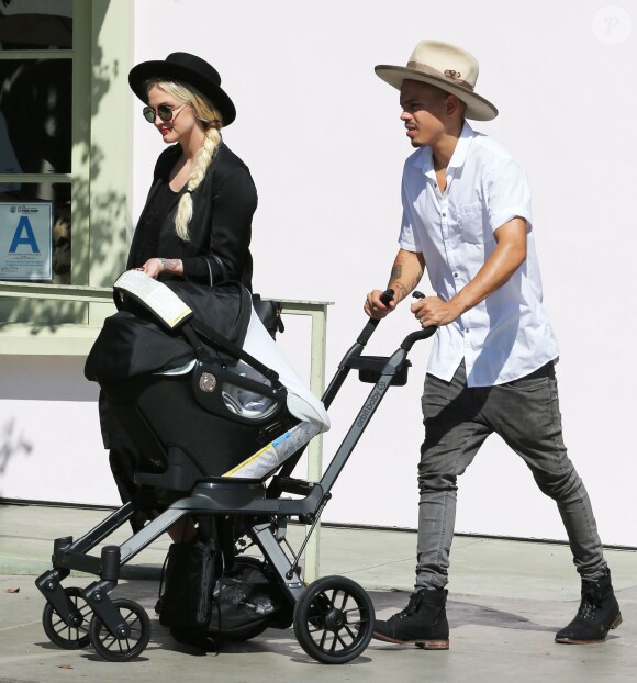 Exclusif - La chanteuse Ashlee Simpson et son mari Evan Ross, accompagnés de leur fille Jagger vont déjeuner au restaurant à Santa Monica, le 7 octobre 2015.