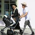 Exclusif - Ashlee Simpson, son mari Evan Ross et leur fille Jagger vont déjeuner au restaurant à Santa Monica, le 7 octobre 2015.