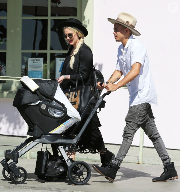 Exclusif - Ashlee Simpson, son mari Evan Ross et leur fille Jagger vont déjeuner au restaurant à Santa Monica, le 7 octobre 2015.