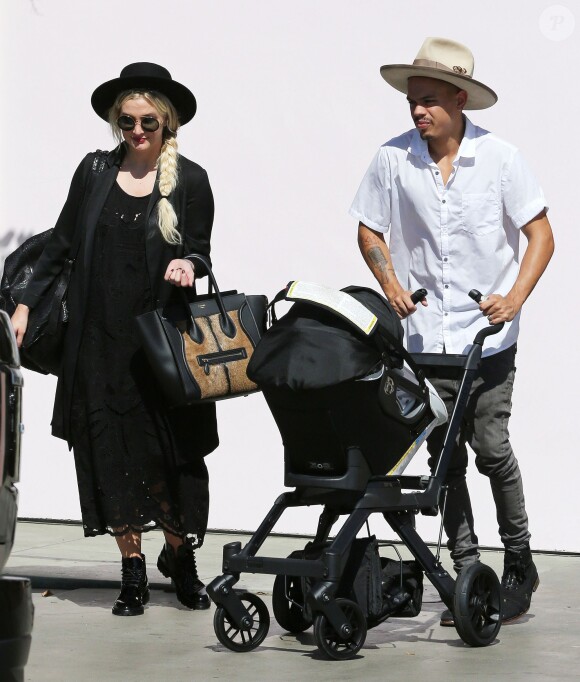 Exclusif - Ashlee Simpson, son mari Evan Ross et leur fille Jagger vont déjeuner au restaurant à Santa Monica, le 7 octobre 2015.