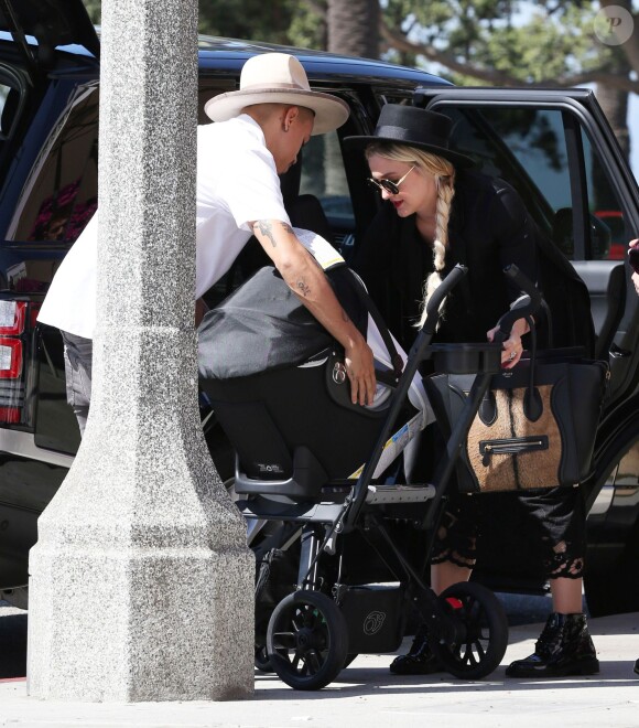 Exclusif - Ashlee Simpson, son mari Evan Ross et leur fille Jagger vont déjeuner au restaurant à Santa Monica, le 7 octobre 2015.
