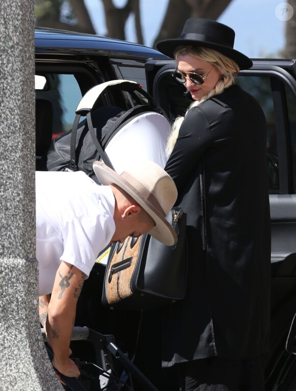Exclusif - Ashlee Simpson, son mari Evan Ross et leur fille Jagger vont déjeuner au restaurant à Santa Monica, le 7 octobre 2015.