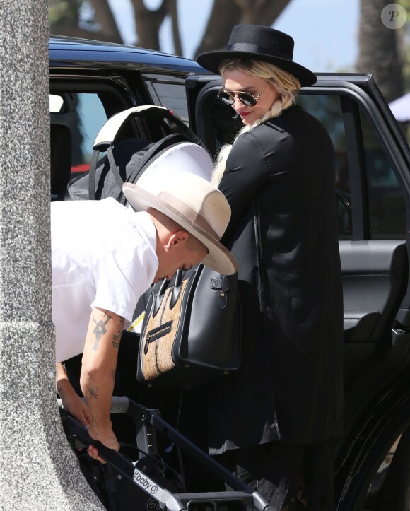 Exclusif - Ashlee Simpson, son mari Evan Ross et leur fille Jagger vont déjeuner au restaurant à Santa Monica, le 7 octobre 2015.