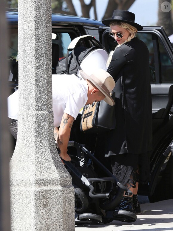 Exclusif - Ashlee Simpson, son mari Evan Ross et leur fille Jagger vont déjeuner au restaurant à Santa Monica, le 7 octobre 2015.
