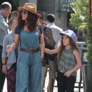 Exclusif - Salma Hayek et sa fille Valentina Pinault sont allées déjeuner avec des amis au Urth Caffe à West Hollywood, le 20 juillet 2015.