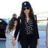 Salma Hayek et sa fille Valentina Pinault arrivent à l' aéroport à Los Angeles le 18 avril 2015