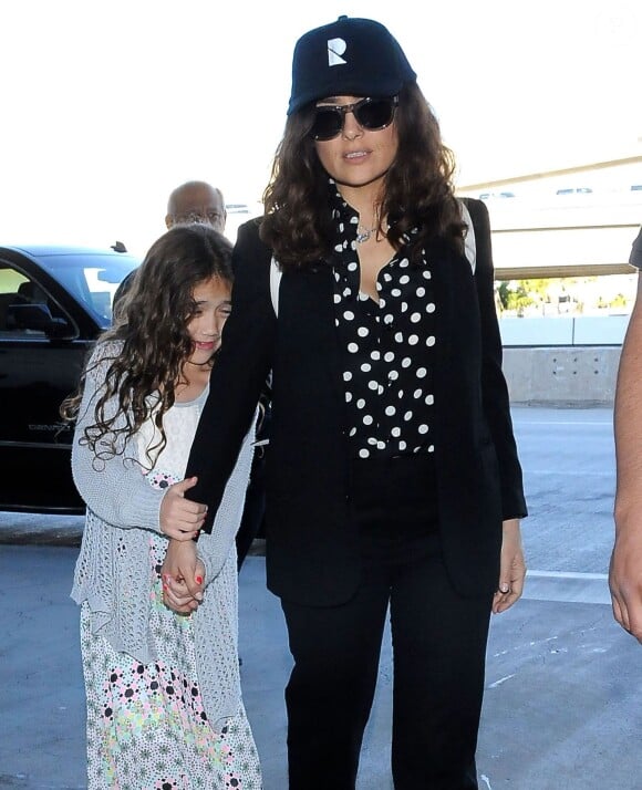 Salma Hayek et sa fille Valentina Pinault arrivent à l' aéroport à Los Angeles le 18 avril 2015