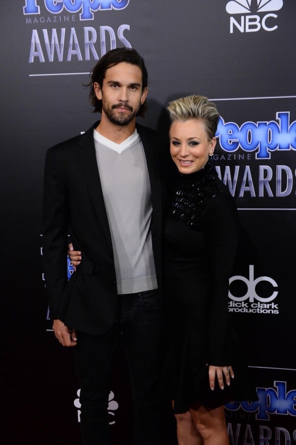 Ryan Sweeting et Kaley Cuoco lors des People Magazine Awards à Los Angeles le 18 décembre 2014