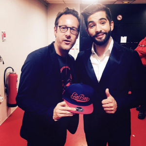 Kendji Girac pose en compagnie de Billy avec la casquette GioBoy.