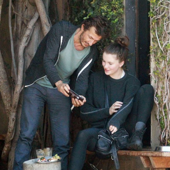 Exclusif - Ireland Baldwin va prendre un petit déjeuner avec son chien husky et l'ex-mari de Olivia Wilde, Tao Ruspoli au Gjelina dans le quartier Venice à Los Angeles, le 7 octobre 2015.