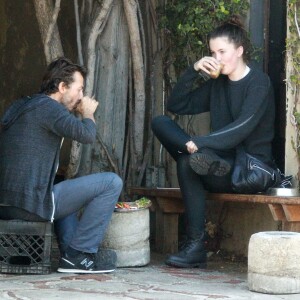 Exclusif - Ireland Baldwin va prendre un petit déjeuner avec son chien husky et l'ex-mari de Olivia Wilde, Tao Ruspoli au Gjelina dans le quartier Venice à Los Angeles, le 7 octobre 2015.