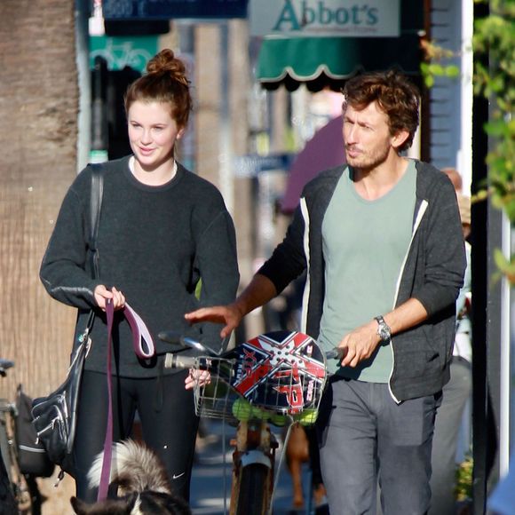 Exclusif - Ireland Baldwin va prendre un petit déjeuner avec son chien husky et l'ex-mari de Olivia Wilde, Tao Ruspoli au Gjelina dans le quartier Venice à Los Angeles, le 7 octobre 2015.
