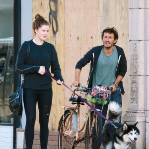 Exclusif - Ireland Baldwin va prendre un petit déjeuner avec son chien husky et l'ex-mari de Olivia Wilde, Tao Ruspoli au Gjelina dans le quartier Venice à Los Angeles, le 7 octobre 2015.