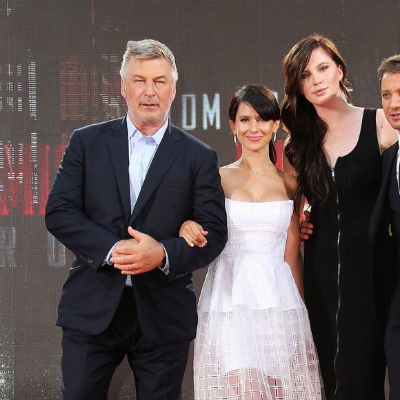 Alec Baldwin et sa femme Hilaria Baldwin, Ireland Baldwin et Jeremy Renner - Première de Mission Impossible Rogue Nation à New York le 27 juillet 2015.
