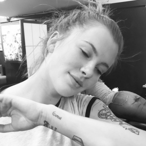 Ireland Baldwin s'est fait tatouer le mot "écureuil" sur le poignet, le surnom de son père Alec Baldwin / photo postée sur Instagram.