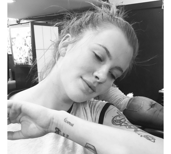 Ireland Baldwin s'est fait tatouer le mot "écureuil" sur le poignet, le surnom de son père Alec Baldwin / photo postée sur Instagram.