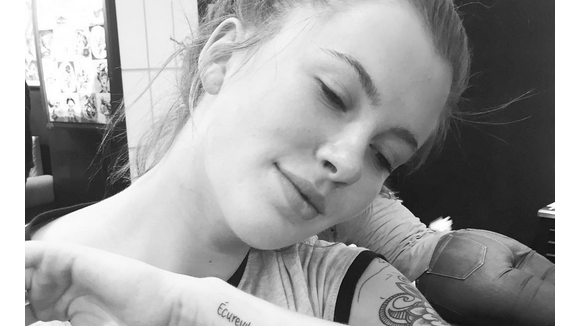 Ireland Baldwin : Son dernier tatouage ? Un clin d'oeil à son père Alec...