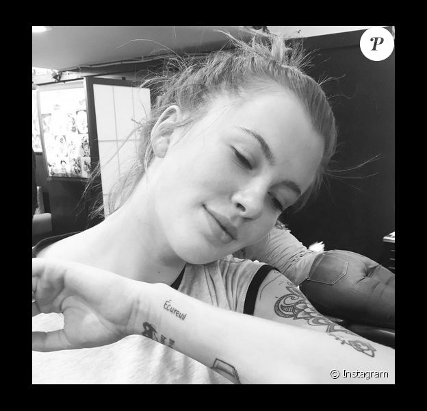 Ireland Baldwin Son Dernier Tatouage Un Clin D Oeil A Son Pere Alec Purepeople Ireland Baldwin Son Dernier Tatouage Un Clin D Oeil A Son Pere Alec Purepeople