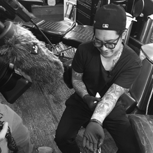 Ireland Baldwin s'est amusée à tatouer son tatoueur Jon Boy sur le bras / photo postée sur Instagram.