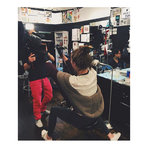 Ireland Baldwin s'est amusée à tatouer les initiales de Los Angeles sur le bras de son tatoueur Jon Boy / photo postée sur Instagram.