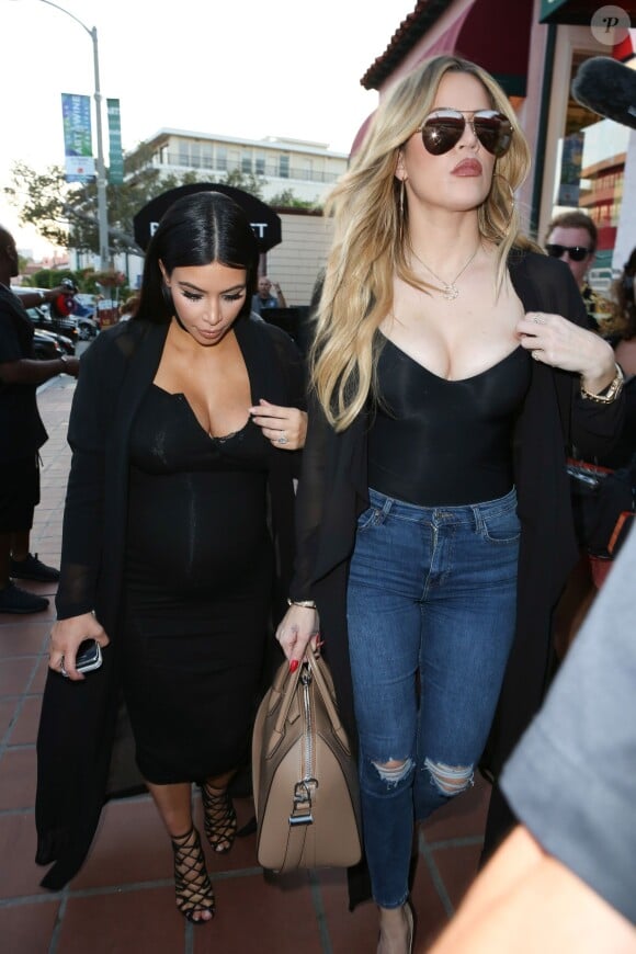 Kim et Khloé Kardashian au restaurant George's à San Diego, le 22 septembre 2015