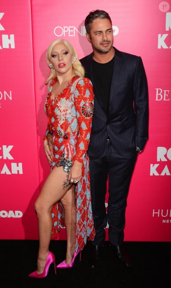La chanteuse Lady Gaga et son fiancé Taylor Kinney à l'avant-première de "Rock The Kasbah" à New York, le 19 octobre 2015.