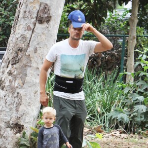 Josh Duhamel quitte un parc avec son fils à Brentwood le 15 octobre 2015.