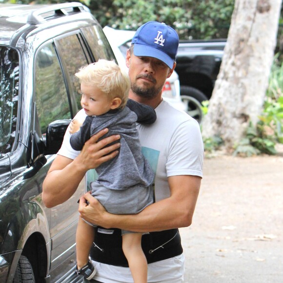 Josh Duhamel quitte un parc avec son fils à Brentwood le 15 octobre 2015.