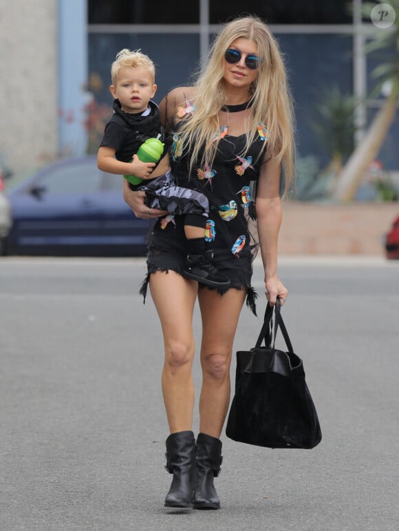 Exclusif - Fergie se promène avec son fils Axl à Culver City, le 3 octobre 2015