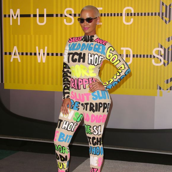 Amber Rose assiste aux MTV Video Music Awards 2015, habillée d'un body couvert d'insultes adressées aux femmes. Los Angeles le 30 août 2015.