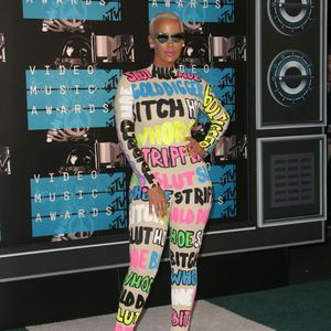 Amber Rose assiste aux MTV Video Music Awards 2015, habillée d'un body couvert d'insultes adressées aux femmes. Los Angeles le 30 août 2015.