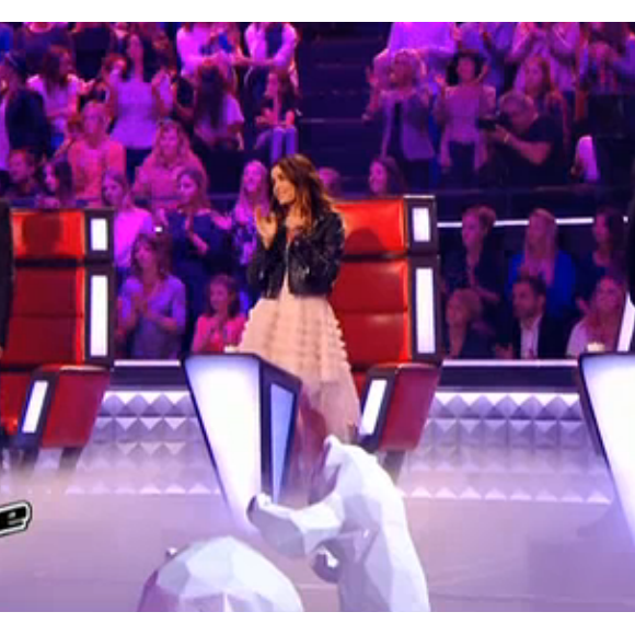 La coach Jenifer, sublime en total look Saint Laurent Paris pour L'Espionne - The Voice Kids saison 2, la finale. Vendredi 23 octobre, sur TF1.