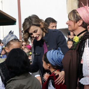 La reine Letizia et le roi Felipe VI d'Espagne visitaient le 24 octobre 2015 Colombres, élu Village modèle de la principauté des Asturies 2015.