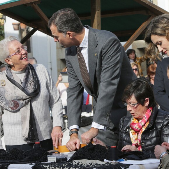 La reine Letizia et le roi Felipe VI d'Espagne visitaient le 24 octobre 2015 Colombres, élu Village modèle de la principauté des Asturies 2015.