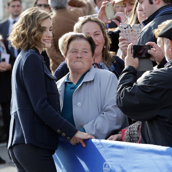 La reine Letizia et le roi Felipe VI d'Espagne visitaient le 24 octobre 2015 Colombres, élu Village modèle de la principauté des Asturies 2015.