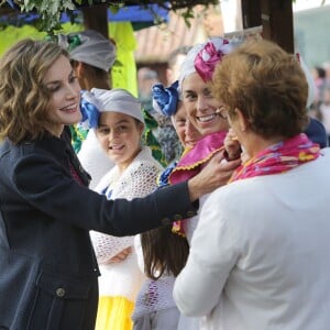 La reine Letizia et le roi Felipe VI d'Espagne visitaient le 24 octobre 2015 Colombres, élu Village modèle de la principauté des Asturies 2015.
